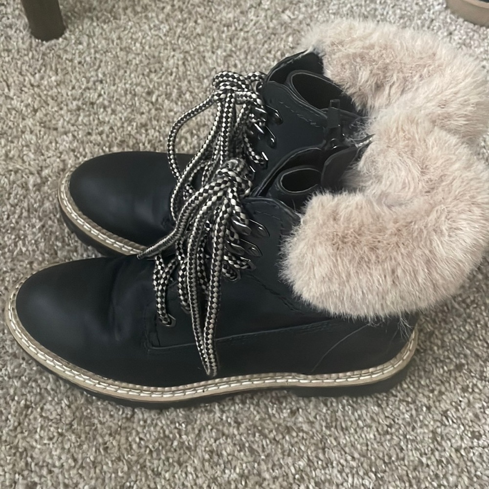 Steve Madden Black boots with brown fur